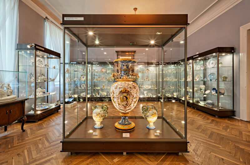 Szklane witryny z eksponatami w jednej z sal w muzeum