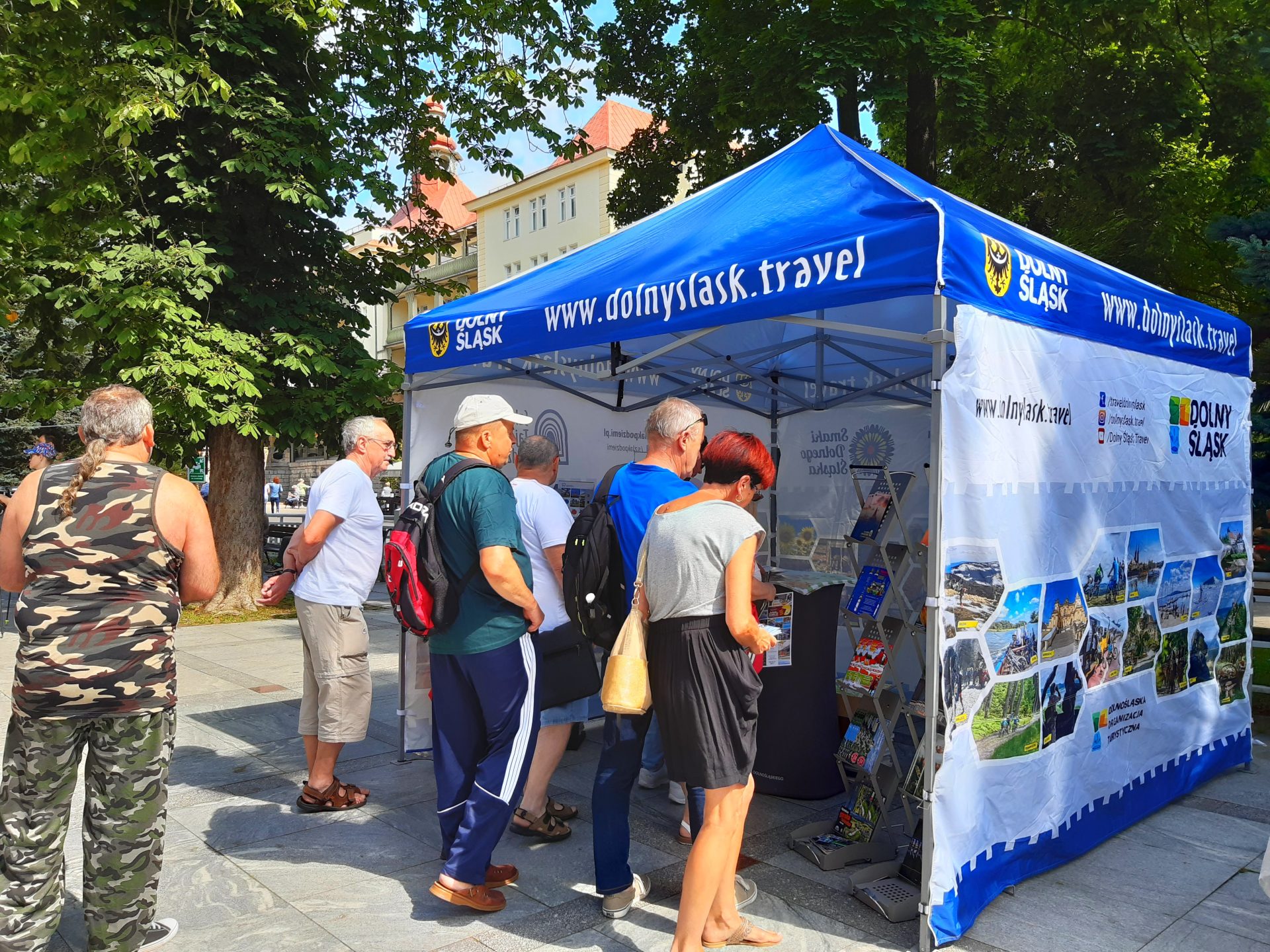 Zdjęcie grupy turystów przy namiocie promocyjnym w Polanicy