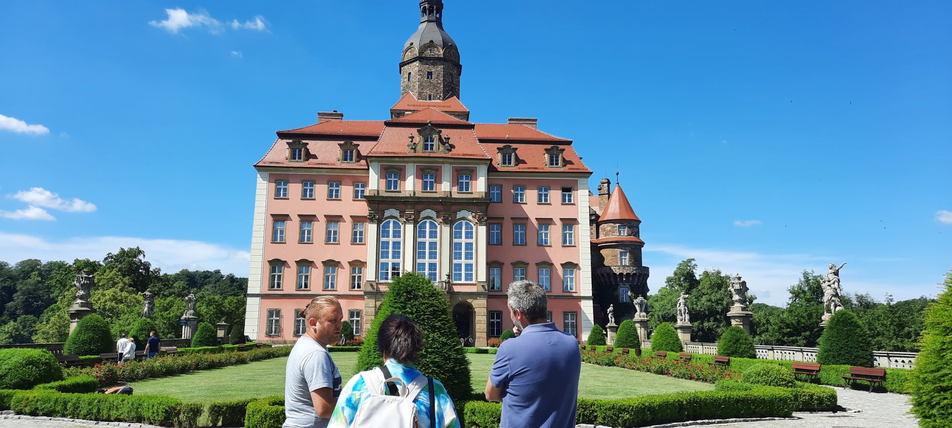 Zdjęcie poglądowe grupy dziennikarzy z zamkiem Książ widocznym w tle