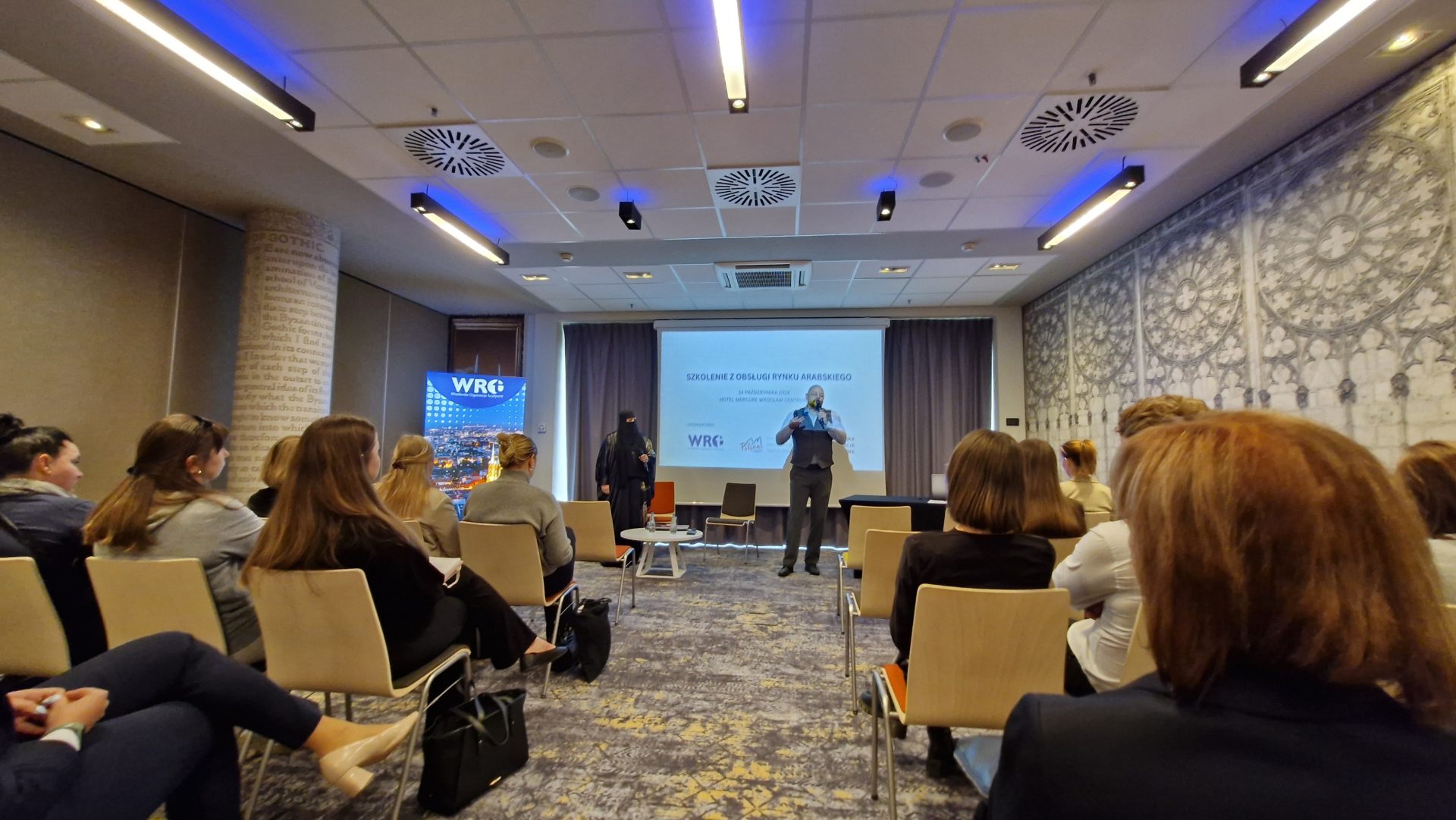 Grupa słuchaczy podczas szkolenia w sali konferencyjnej