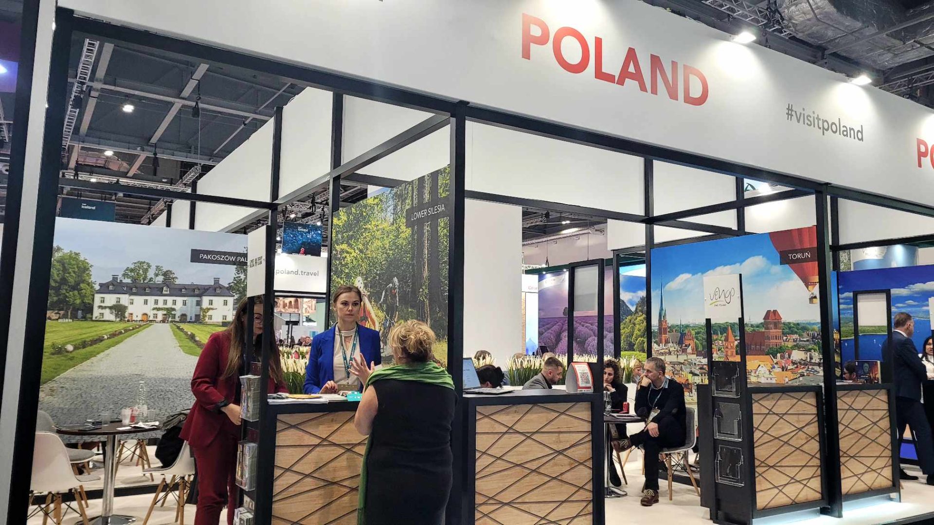 Zdjęcie stoisk promocyjnych podczas targów w dużej hali. Wyraźnie widoczny napis Poland.