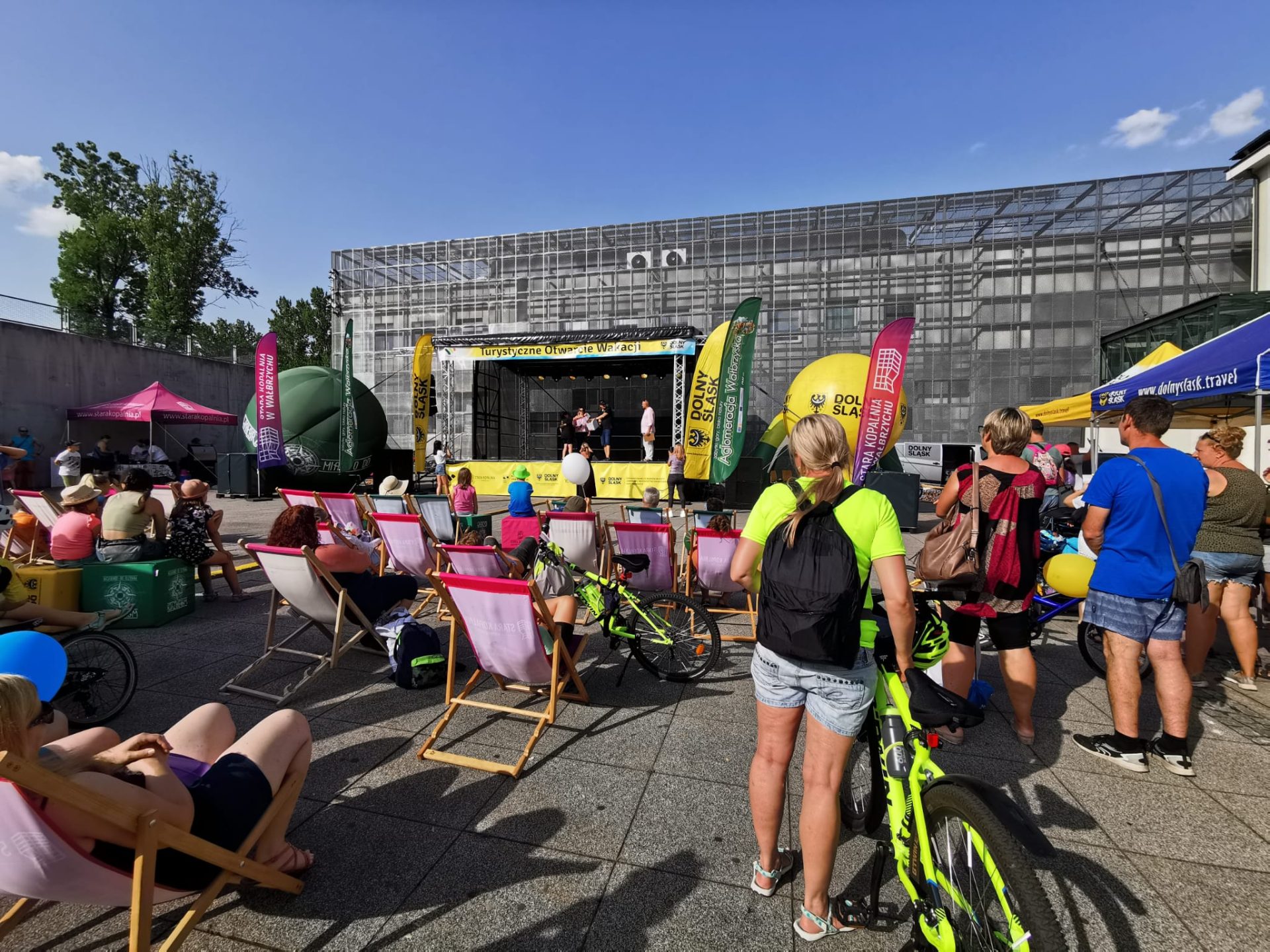 Zdjęcie prezentuje publiczność "zza" pleców z widoczną sceną oraz fragmentem Starej Kopalni w Wałbrzychu