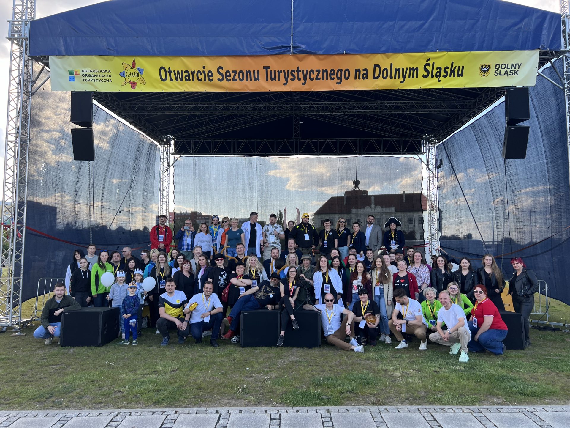 Zdjęcie grupowe podczas imprezy plenerowej w Głogowie