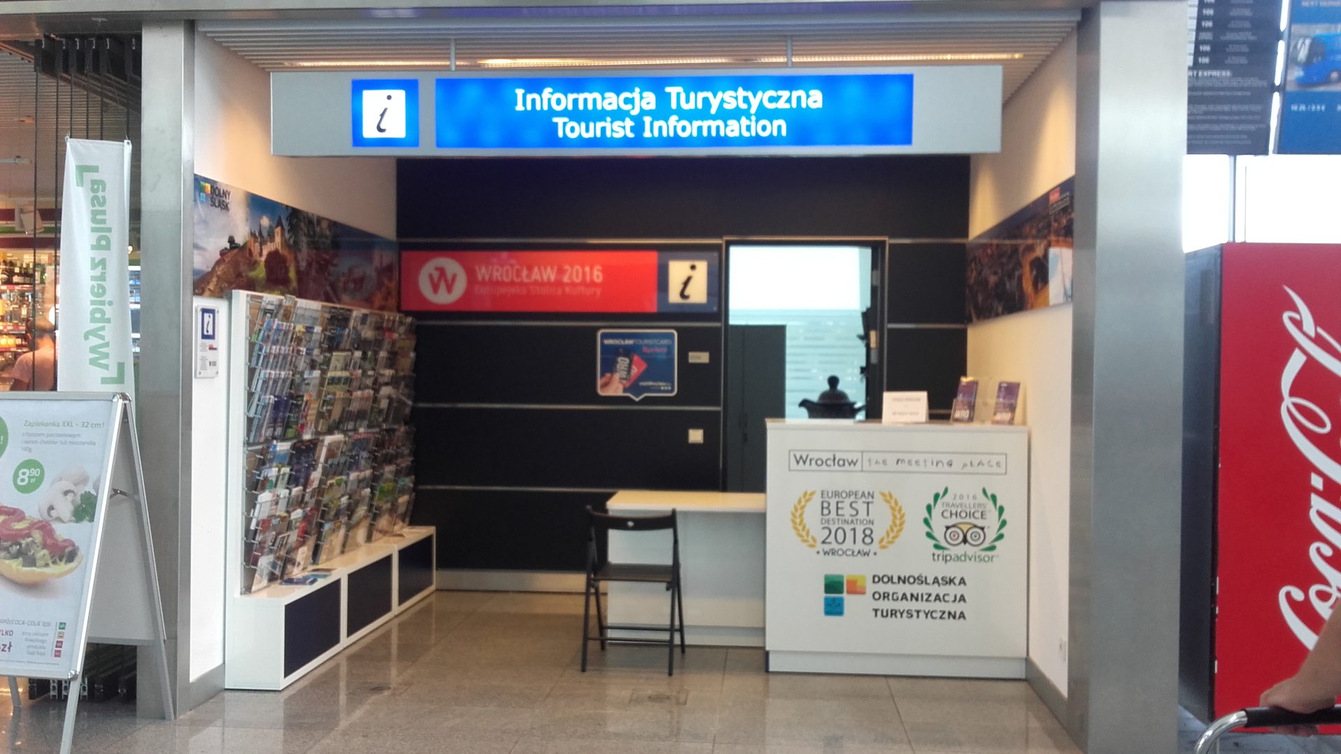 Zdjęcie stoiska promocyjnego informacji turystycznej na terenie portu lotniczego we Wrocławiu