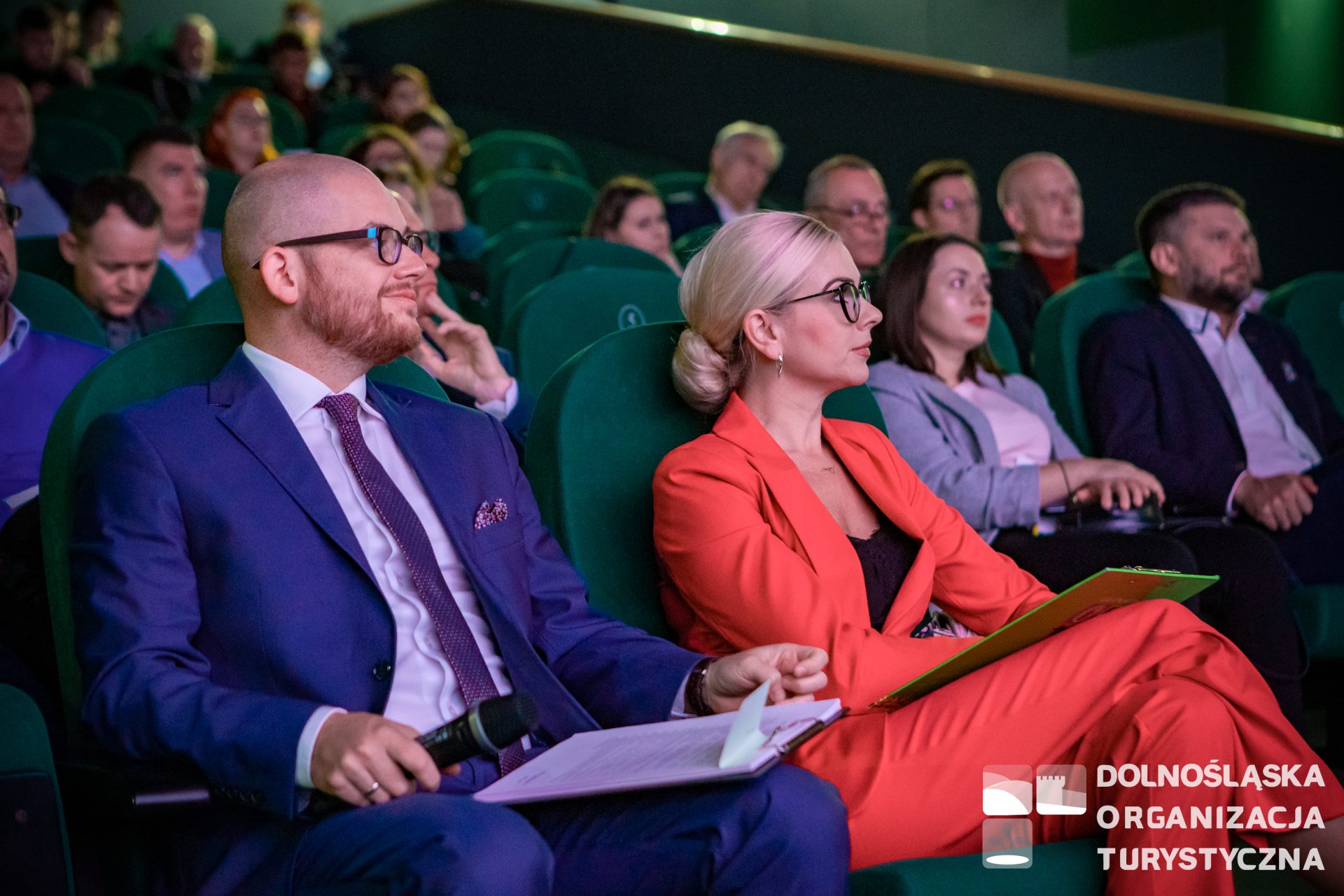 Zdjęcie grupy oficjeli siedzących podczas prezentacji