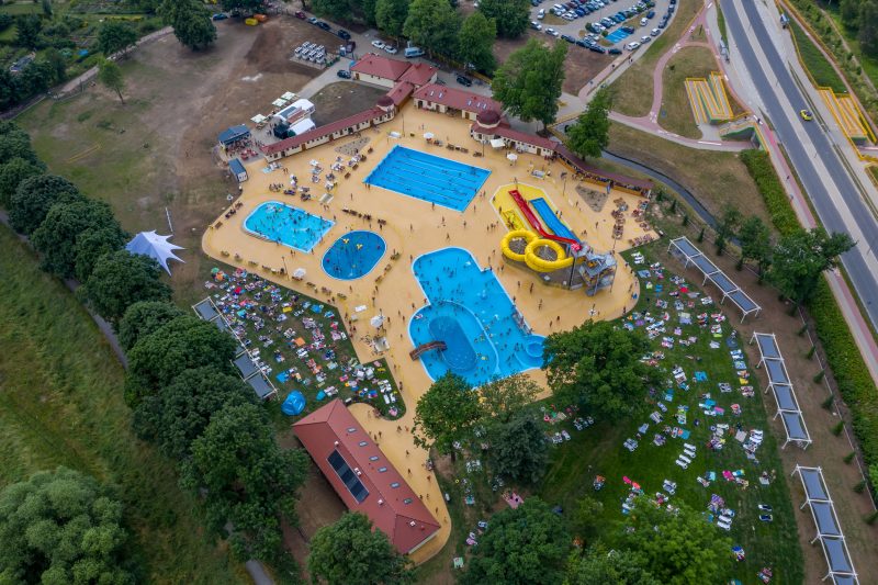 Widok z lotu ptaka na basen otwarty w Legnicy