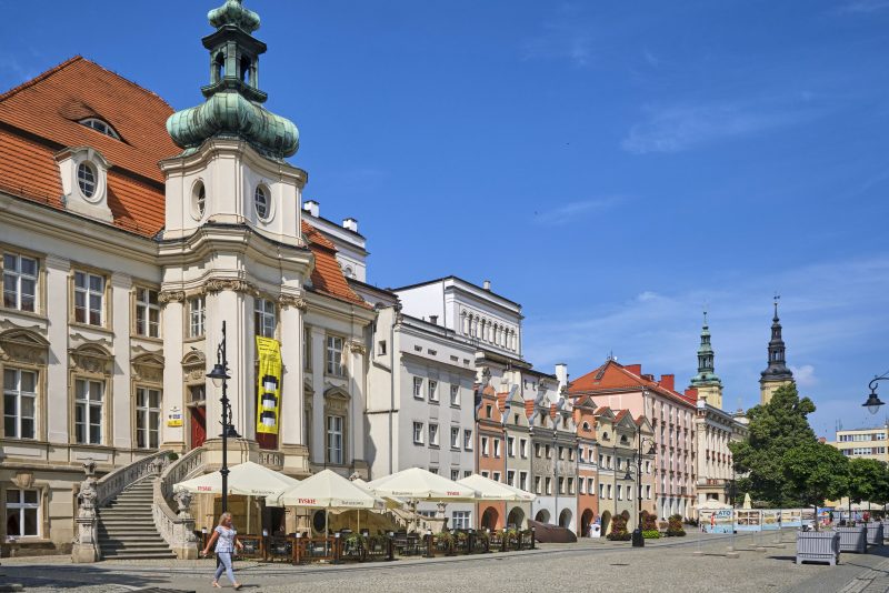Widok na słoneczny rynek w Legnicy