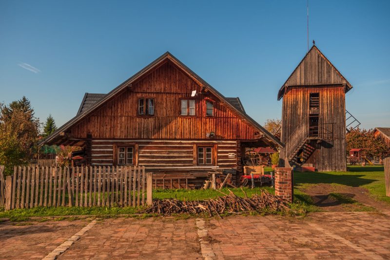 Widok na elewację boczną drewnianego budynku w skansenie w Kudowie-Zdroju