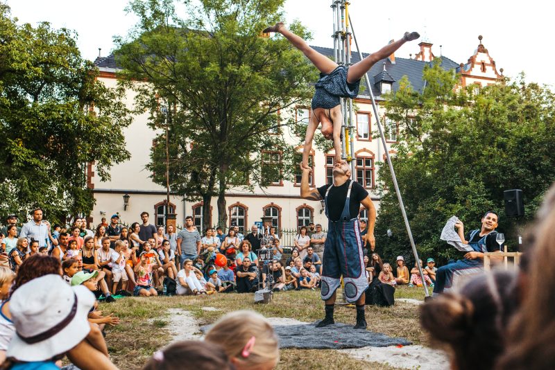 Cyrkowe występy artystyczne pod gołym niebem w otoczeniu licznej widowni podczas festiwalu cyrkowego w Oleśnicy