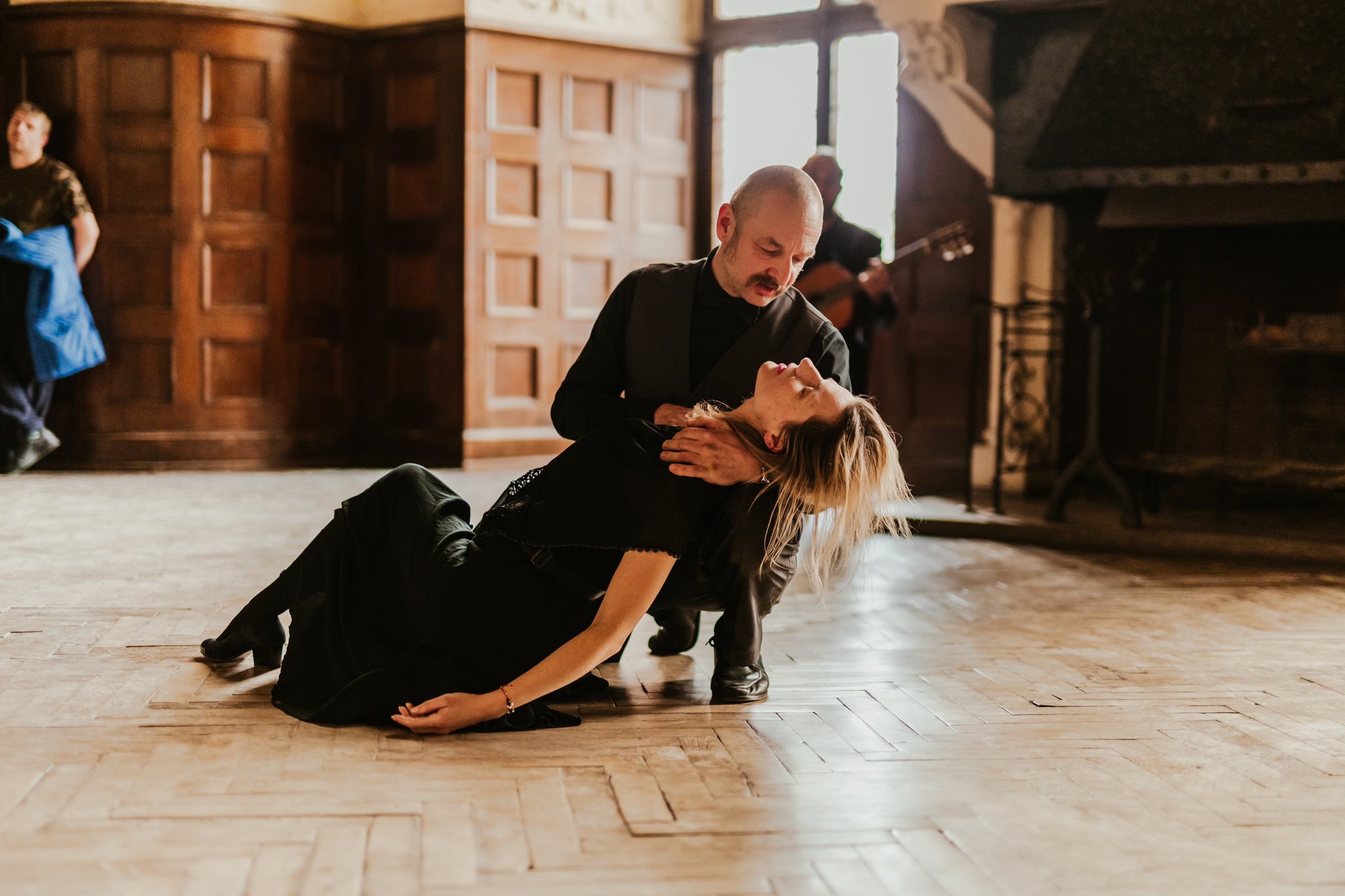Kobieta leży w ramionach mężczyzny podczas spektaklu teatralnego w Zamku Czocha